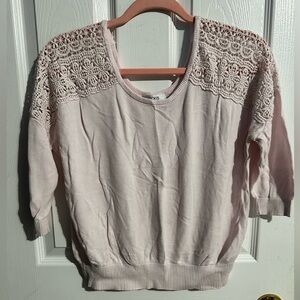 🎀 Woman’s pink 3/4 sleeve crochet 🧶 shoulder shirt.